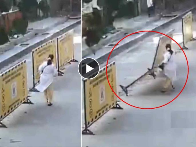 Elderly Woman Injured After Metal Barricade Falls On Her In Andheri Amid Gusty Winds | रस्त्याच्या कामासाठी लावलेलं लोखंडी बॅरिकेड वृद्ध महिलेवर कोसळलं, थरारक व्हिडिओ व्हायरल! Elderly Woman Injured After Metal Barricade Falls On Her In Andheri Amid Gusty Winds | रस्त्याच्या कामासाठी लावलेलं लोखंडी बॅरिकेड वृद्ध महिलेवर कोसळलं, थरारक व्हिडिओ व्हायरल!