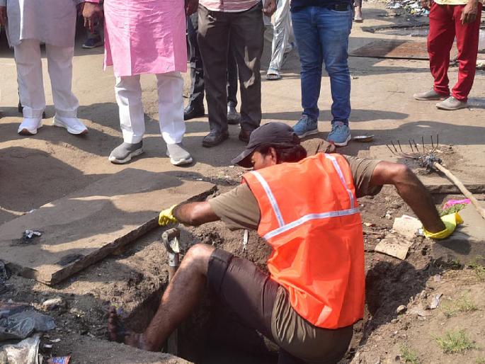 No need for manual scavengers; Municipal Corporation to conduct survey | हाताने मैला उचलणारा कामगार नको; महापालिका करणार सर्वेक्षण No need for manual scavengers; Municipal Corporation to conduct survey | हाताने मैला उचलणारा कामगार नको; महापालिका करणार सर्वेक्षण