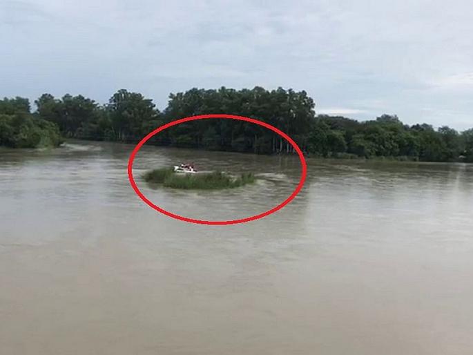 And in anger, the young man pushed his expensive car into the river | अन् रागाच्या भरात तरुणानं स्वत:ची महागडी कार ढकलली नदीत