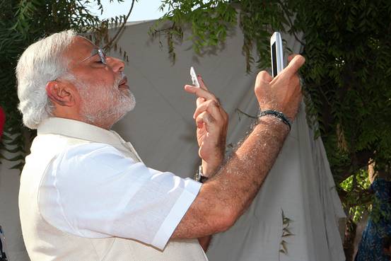 Know, which mobile phone and SIM card does Prime Minister Narendra Modi use? | Narendra Modi Birthday : जाणून घ्या, पंतप्रधान नरेंद्र मोदी कोणता मोबाईल फोन आणि सिमकार्ड वापरतात? Know, which mobile phone and SIM card does Prime Minister Narendra Modi use? | Narendra Modi Birthday : जाणून घ्या, पंतप्रधान नरेंद्र मोदी कोणता मोबाईल फोन आणि सिमकार्ड वापरतात?