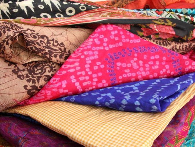 Jewelry extracted by lace bait | साड्या देण्याच्या आमिषाने लांबवले दागिने Jewelry extracted by lace bait | साड्या देण्याच्या आमिषाने लांबवले दागिने