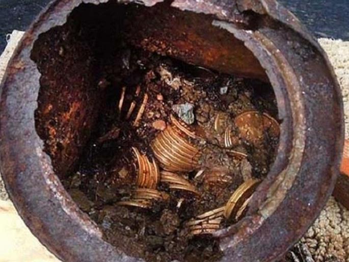 The gold and silver stamps found during excavation for construction in uttar pradesh | बांधकामासाठी खोदकाम करताना आढळला सोने-चांदीच्या शिक्क्यांचा हंडा  The gold and silver stamps found during excavation for construction in uttar pradesh | बांधकामासाठी खोदकाम करताना आढळला सोने-चांदीच्या शिक्क्यांचा हंडा