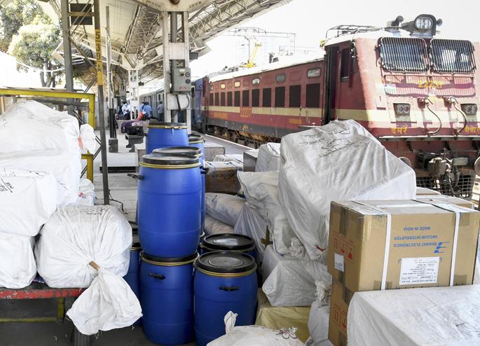 Good News; Central Railway earned Rs 3.5 crore from parcel transport | Good News; पार्सल वाहतुकीतून मध्य रेल्वेला मिळाले साडेतीन कोटींचे उत्पन्न Good News; Central Railway earned Rs 3.5 crore from parcel transport | Good News; पार्सल वाहतुकीतून मध्य रेल्वेला मिळाले साडेतीन कोटींचे उत्पन्न