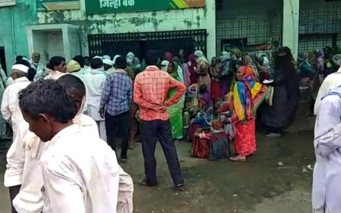 Farmers rush for loans; Crowds in banks | कर्जासाठी शेतकऱ्यांची धावपळ; बँकांमध्ये गर्दी Farmers rush for loans; Crowds in banks | कर्जासाठी शेतकऱ्यांची धावपळ; बँकांमध्ये गर्दी
