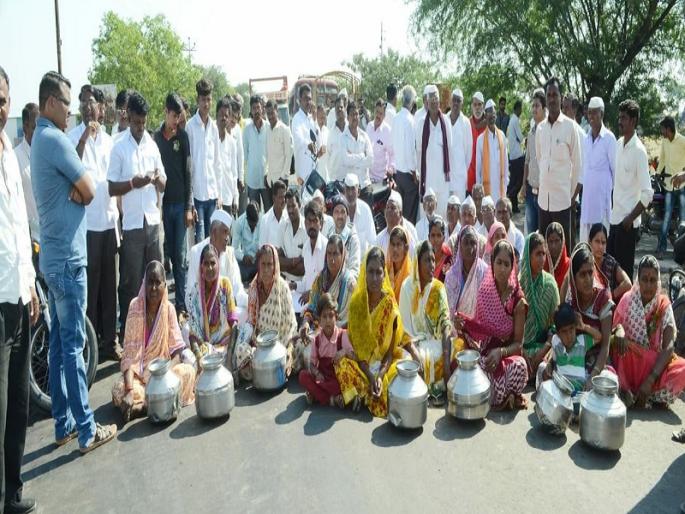 On the Chevgaon-Geewri street, the villagers of Barhkhade stopped the movement for various demands | शेवगाव - गेवराई रस्त्यावर वरखडे येथील ग्रामस्थांनी विविध मागण्यांसाठी रास्ता रोको आंदोलन