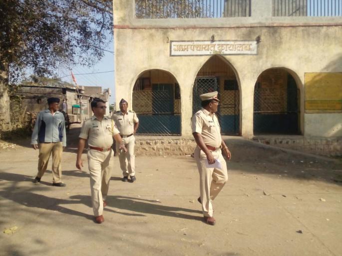Clash between two groups, police deployed in the village | दोन गटात हाणामारीनंतर बोरी अडगाव बंद; जमावबंदीचे आदेश, गावात पोलिसांचा बंदोबस्त  Clash between two groups, police deployed in the village | दोन गटात हाणामारीनंतर बोरी अडगाव बंद; जमावबंदीचे आदेश, गावात पोलिसांचा बंदोबस्त