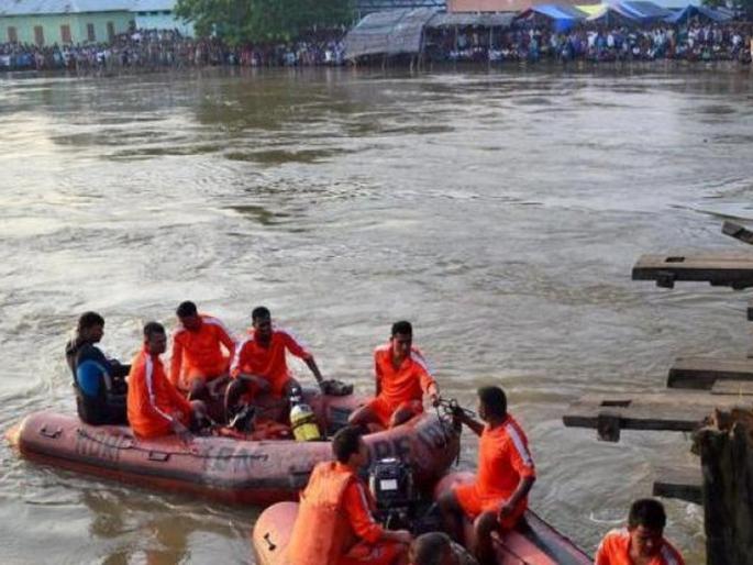 8 Dead In Bihars Bhagalpur After Boat Topples In Kosi River | बिहारमध्ये बोट उलटल्यानं आठजणांचा मृत्यू 8 Dead In Bihars Bhagalpur After Boat Topples In Kosi River | बिहारमध्ये बोट उलटल्यानं आठजणांचा मृत्यू