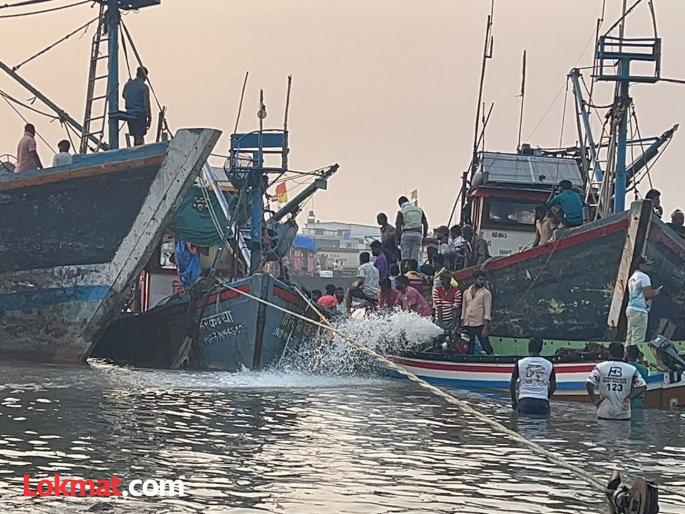 Major accident averted! Fishing boat sinks; 15 sailors rescued | मोठी दुर्घटना टळली! मच्छिमार बोट बुडाली; १५ खलाशी बचावले Major accident averted! Fishing boat sinks; 15 sailors rescued | मोठी दुर्घटना टळली! मच्छिमार बोट बुडाली; १५ खलाशी बचावले