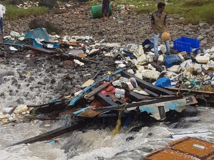 5 survived and 1 one missing after fishing boat sinks in ratnagiri | रत्नागिरीच्या समुद्रात मासेमारी नौका बुडाली; ५ खलाशी बचावले, एक बेपत्ता