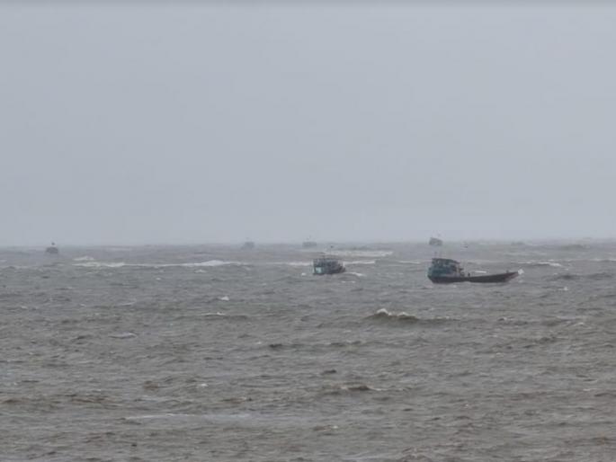 Bhayander's 10 fishing boats far from shore; No contact with some boats; Assistance is being sought from the Coast Guard | भाईंदरच्या  १० मच्छिमार बोटी किनाऱ्या पासून लांबच; काही बोटींशी संपर्क नाही; कोस्टगार्ड ची घेतली जात आहे मदत  Bhayander's 10 fishing boats far from shore; No contact with some boats; Assistance is being sought from the Coast Guard | भाईंदरच्या  १० मच्छिमार बोटी किनाऱ्या पासून लांबच; काही बोटींशी संपर्क नाही; कोस्टगार्ड ची घेतली जात आहे मदत
