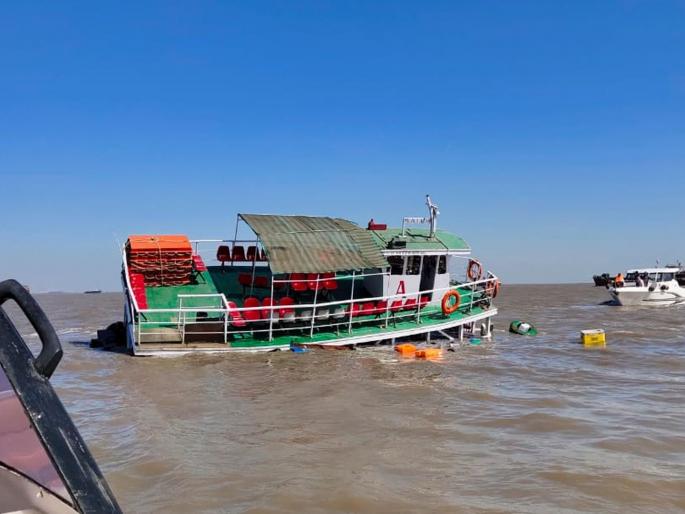passenger boat capsized near mandwa port all 88 commuters rescued kkg | ब्रेकिंग! मांडवा बंदरात प्रवासी बोट बुडाली; सुदैवानं सर्व प्रवासी सुखरुप passenger boat capsized near mandwa port all 88 commuters rescued kkg | ब्रेकिंग! मांडवा बंदरात प्रवासी बोट बुडाली; सुदैवानं सर्व प्रवासी सुखरुप