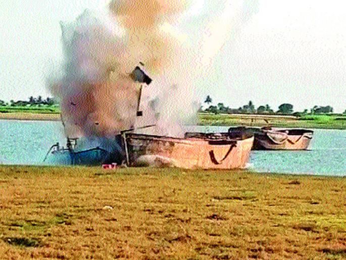 Water supply to 38 boats which are slow to disperse | भिगवणला वाळूउपसा करणाऱ्या ३८ बोटींना जलसमाधी Water supply to 38 boats which are slow to disperse | भिगवणला वाळूउपसा करणाऱ्या ३८ बोटींना जलसमाधी