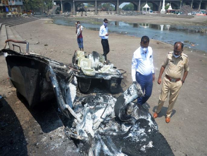 The glory of a gang of criminals; Four boats in Gandhi Lake were set on fire | गुन्हेगारांच्या टोळक्याचा प्रताप; गांधी तलावातील चार बोटी पेटविल्या The glory of a gang of criminals; Four boats in Gandhi Lake were set on fire | गुन्हेगारांच्या टोळक्याचा प्रताप; गांधी तलावातील चार बोटी पेटविल्या