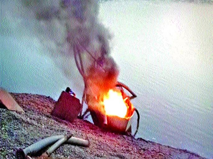 Police action on Khivee sand dunes | खानिवडे रेतीबंदरावर पोलिसांची कारवाई Police action on Khivee sand dunes | खानिवडे रेतीबंदरावर पोलिसांची कारवाई