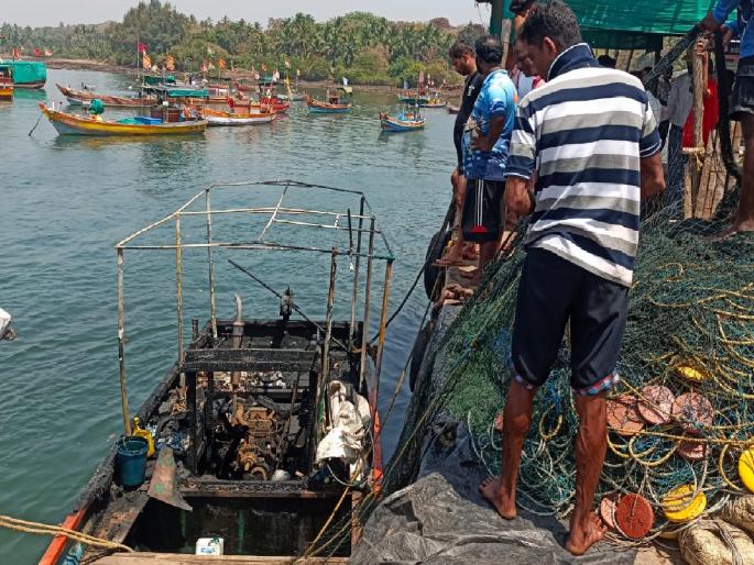 Fishing boat catches fire in Serjekot port Malvan Sindhudurg District, The exact reason is unclear | सर्जेकोट बंदरात मासेमारी नौकेला लागली आग, लाखोंचे नुकसान; नेमकं कारण अस्पष्ट Fishing boat catches fire in Serjekot port Malvan Sindhudurg District, The exact reason is unclear | सर्जेकोट बंदरात मासेमारी नौकेला लागली आग, लाखोंचे नुकसान; नेमकं कारण अस्पष्ट