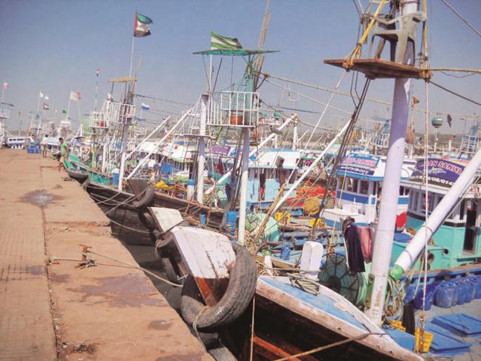 Heavy rains and stormy winds hit fishermen, Boats docked in harbours | पावसामुळे नौका पुन्हा बंदरातच उभ्या, मच्छिमारांना फटका Heavy rains and stormy winds hit fishermen, Boats docked in harbours | पावसामुळे नौका पुन्हा बंदरातच उभ्या, मच्छिमारांना फटका