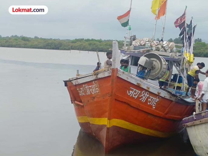Palghar: Cargo ship hits fishing boat, four fishermen fall into the sea; Who brought 15 fishermen to the shore? | पालघर: मालवाहू जहाजाची मासेमारी करणाऱ्या बोटीला धडक, चार मच्छिमार पडले समुद्रात; 15 मच्छिमारांना कुणी आणले किनाऱ्यावर?