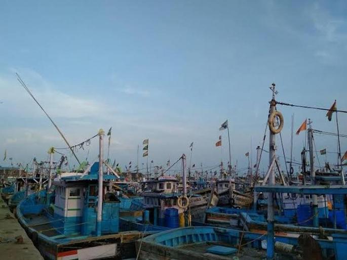 Missing trawler from tamilnadu found at goa | तामिळनाडूत चक्रीवादळात भरकटलेला ट्रॉलर गोव्याच्या किनाऱ्यावर धडकला Missing trawler from tamilnadu found at goa | तामिळनाडूत चक्रीवादळात भरकटलेला ट्रॉलर गोव्याच्या किनाऱ्यावर धडकला