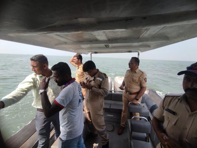 Raigad: Passenger jumps into sea while traveling by ro-ro boat, Mandwa port incident | Raigad: रो-रो बोटीतून प्रवास करताना प्रवाशाची समुद्रात उडी, मांडवा बंदरातील घटना Raigad: Passenger jumps into sea while traveling by ro-ro boat, Mandwa port incident | Raigad: रो-रो बोटीतून प्रवास करताना प्रवाशाची समुद्रात उडी, मांडवा बंदरातील घटना
