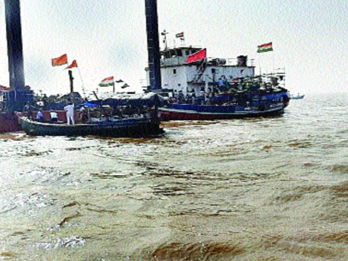 Fishermen staged a march directly into the sea | मच्छीमारांनी थेट समुद्रातच काढला मोर्चा, पाइपलाइनचे काम बंद पाडले Fishermen staged a march directly into the sea | मच्छीमारांनी थेट समुद्रातच काढला मोर्चा, पाइपलाइनचे काम बंद पाडले