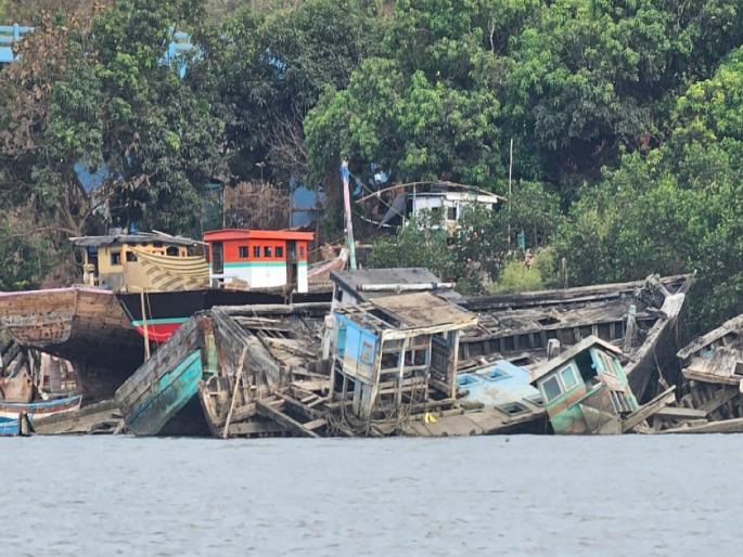 Damage to houses due to damaged boats and coastal houses due to sea surge | Ratnagiri: समुद्राच्या उधाणामुळे नादुरुस्त नौका धडकल्या घरांना, किनाऱ्यावरील घरांचे नुकसान Damage to houses due to damaged boats and coastal houses due to sea surge | Ratnagiri: समुद्राच्या उधाणामुळे नादुरुस्त नौका धडकल्या घरांना, किनाऱ्यावरील घरांचे नुकसान
