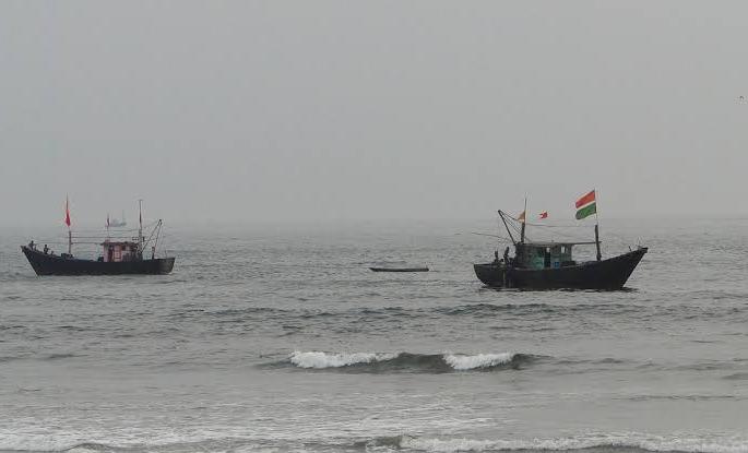 Boat traffic in Konkan by boat in Konkan, despite communication barrier | संचारबंदी असतानाही कोकणात समुद्रमार्गे बोटीतून वाहतूक, गुहागरमध्ये बोट मालकावर गुन्हा Boat traffic in Konkan by boat in Konkan, despite communication barrier | संचारबंदी असतानाही कोकणात समुद्रमार्गे बोटीतून वाहतूक, गुहागरमध्ये बोट मालकावर गुन्हा