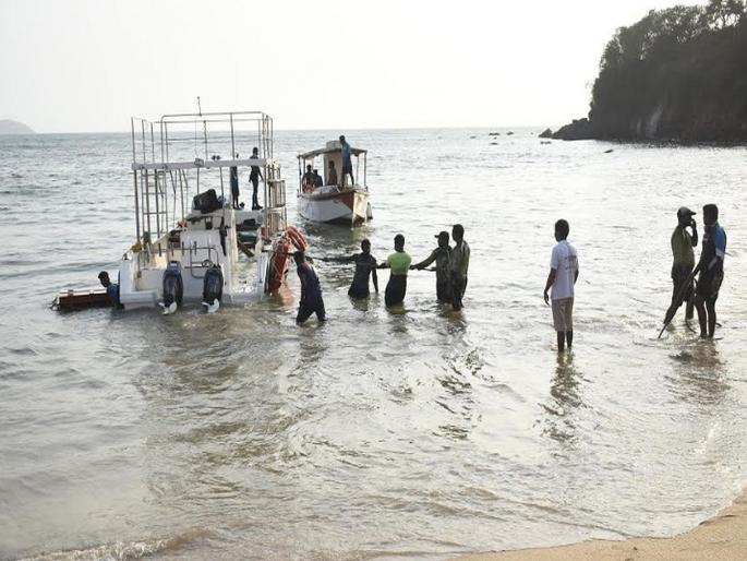 The boat sank in the deep sea, luckily surviving | खोल समुद्रात नौका उलटली, सुदैवाने जीवितहानी टळली The boat sank in the deep sea, luckily surviving | खोल समुद्रात नौका उलटली, सुदैवाने जीवितहानी टळली
