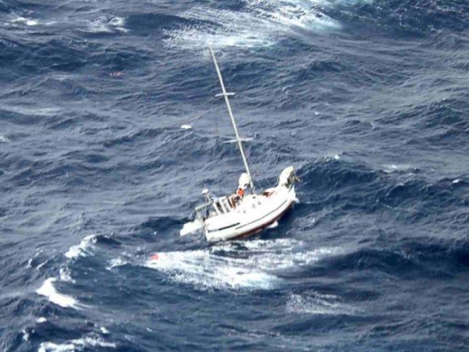 'Hirkanya' boat sinks in Alibaug sea 15 sailors rescued Owner suffers loss of Rs 20 lakhs | ‘हिरकन्या’ बोट अलिबागच्या समुद्रात बुडाली; १५ खलाशी बचावले! मालकाचे २० लाखांचे नुकसान 'Hirkanya' boat sinks in Alibaug sea 15 sailors rescued Owner suffers loss of Rs 20 lakhs | ‘हिरकन्या’ बोट अलिबागच्या समुद्रात बुडाली; १५ खलाशी बचावले! मालकाचे २० लाखांचे नुकसान