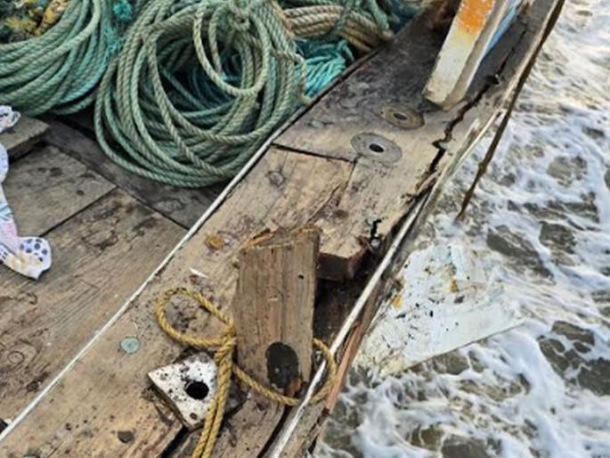 Cargo boat collides with Uttan's fishing boat in deep sea | खोल समुद्रात मालवाहतूक बोटीची उत्तनच्या मच्छीमार बोटीला धडक   Cargo boat collides with Uttan's fishing boat in deep sea | खोल समुद्रात मालवाहतूक बोटीची उत्तनच्या मच्छीमार बोटीला धडक