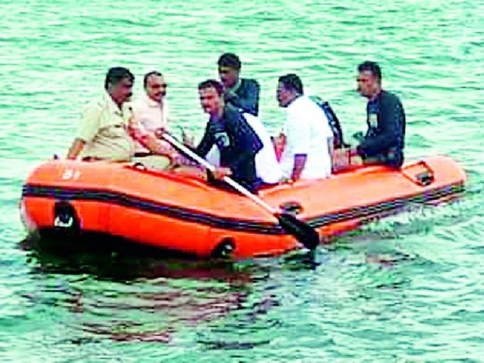 Proposal to install mechanical machines for wooden boats | शिरोळमध्ये पूरबाधित गावांत नौकांची गरज Proposal to install mechanical machines for wooden boats | शिरोळमध्ये पूरबाधित गावांत नौकांची गरज