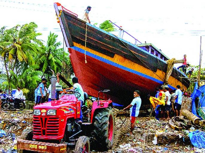 In Murud, the work of pulling the sea into the sea | मुरुडमध्ये बोटी समुद्रात खेचण्याच्या कामांना वेग In Murud, the work of pulling the sea into the sea | मुरुडमध्ये बोटी समुद्रात खेचण्याच्या कामांना वेग