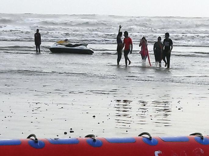 Despite the ban, boating continues in the sea shrouded in Diveagar | बंदी असतानाही दिवेआगरमध्ये खवळलेल्या समुद्रात बोटिंग सुरूच Despite the ban, boating continues in the sea shrouded in Diveagar | बंदी असतानाही दिवेआगरमध्ये खवळलेल्या समुद्रात बोटिंग सुरूच