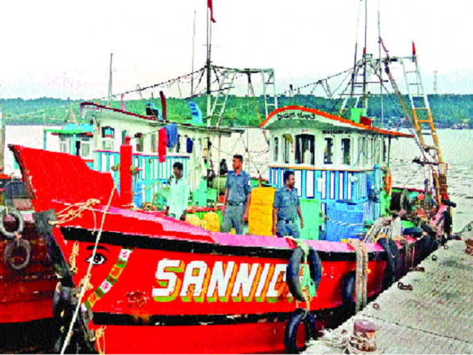 In Bamanoli, the owners removed their boats to the ground | बामणोलीत मालकांनी आपापल्या बोटी जमिनीवर काढल्या In Bamanoli, the owners removed their boats to the ground | बामणोलीत मालकांनी आपापल्या बोटी जमिनीवर काढल्या
