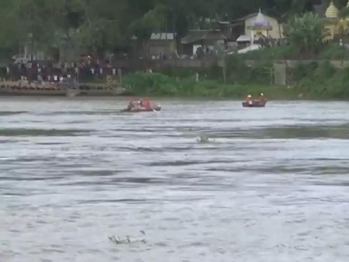 Assam: Collision between two boats full of 100 passengers; Many are missing | Assam: 100 प्रवाशांनी भरलेल्या दोन बोटींमध्ये जोरदार टक्कर; अनेकजण बेपत्ता Assam: Collision between two boats full of 100 passengers; Many are missing | Assam: 100 प्रवाशांनी भरलेल्या दोन बोटींमध्ये जोरदार टक्कर; अनेकजण बेपत्ता