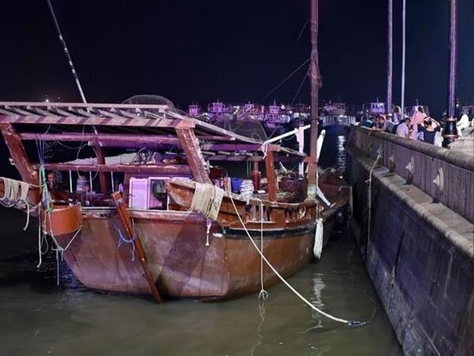 suspicious boat came from kuwait found nearby gateway of india in mumbai | कुवेतहून संशयास्पद बोट आली अन् मुंबईत 'गेट वे ऑफ इंडिया'ला धडकली! suspicious boat came from kuwait found nearby gateway of india in mumbai | कुवेतहून संशयास्पद बोट आली अन् मुंबईत 'गेट वे ऑफ इंडिया'ला धडकली!
