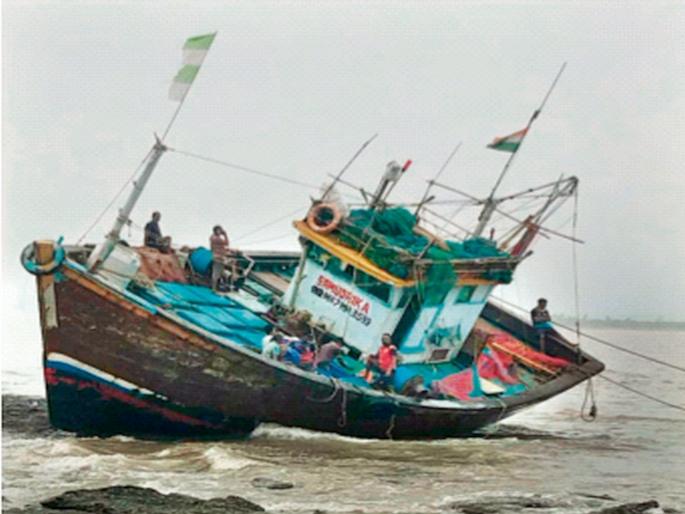 'Samudrika's rope broke Incidents in Uran's Peerwadi; All eight sailors survived, the boat sank | ‘समुद्रिका’ची दोर तुटली...‘; उरणच्या पीरवाडीतील घटना; आठही खलाशी वाचले, नौका बुडाली! 'Samudrika's rope broke Incidents in Uran's Peerwadi; All eight sailors survived, the boat sank | ‘समुद्रिका’ची दोर तुटली...‘; उरणच्या पीरवाडीतील घटना; आठही खलाशी वाचले, नौका बुडाली!