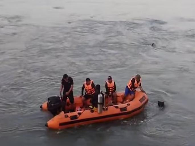 Boat full of tourists sinks in Goa; One dead, 20 rescued | गोव्यात पर्यटकांनी भरलेली बोट समुद्रात बुडाली; एकाचा मृत्यू, 20 जणांना वाचवण्यात यश आले Boat full of tourists sinks in Goa; One dead, 20 rescued | गोव्यात पर्यटकांनी भरलेली बोट समुद्रात बुडाली; एकाचा मृत्यू, 20 जणांना वाचवण्यात यश आले