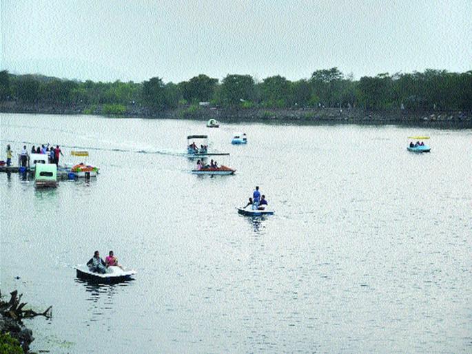 Pakistani soldiers firing on Indian boat | पाकिस्तानी सैनिकांचा भारतीय बोटीवर गोळीबार