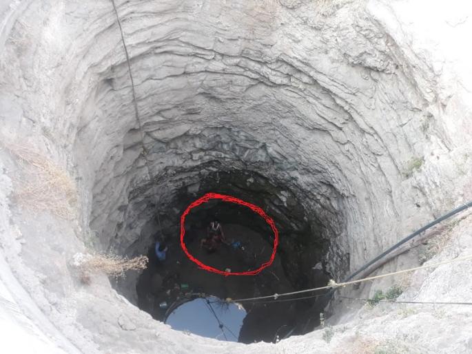 Hundreds of women were injured in water in Shevgaon taluka | हंडाभर पाण्यासाठी जीव धोक्यात : शेवगाव तालुक्यात विहीरीत पडून महिला जखमी Hundreds of women were injured in water in Shevgaon taluka | हंडाभर पाण्यासाठी जीव धोक्यात : शेवगाव तालुक्यात विहीरीत पडून महिला जखमी