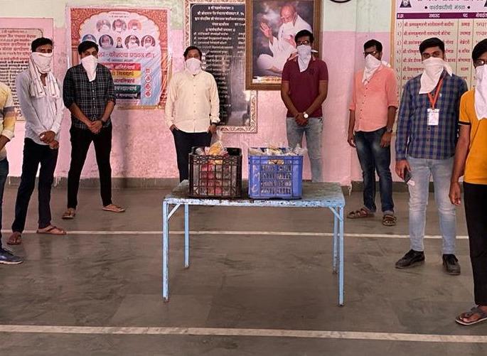 Food umbrella started by Jain youth in Bodwad | बोदवडला जैन युवकांनी सुरू केले अन्नछत्र Food umbrella started by Jain youth in Bodwad | बोदवडला जैन युवकांनी सुरू केले अन्नछत्र