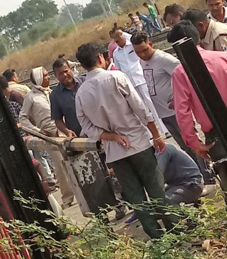 Two hours of transportation detention due to collapse of Railway Gate at Bodwad | बोदवड येथे रेल्वेगेट तुटल्याने दोन तास वाहतुकीचा खोळंबा Two hours of transportation detention due to collapse of Railway Gate at Bodwad | बोदवड येथे रेल्वेगेट तुटल्याने दोन तास वाहतुकीचा खोळंबा