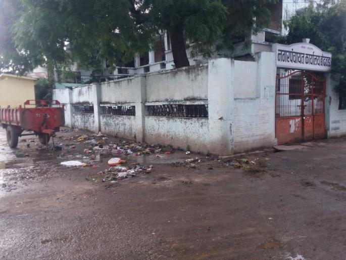 Boudwad Nagar Panchayat has issued notice to the employees | बोदवड नगरपंचायतीने सफाई कर्मचाऱ्यांना बजावली नोटीस