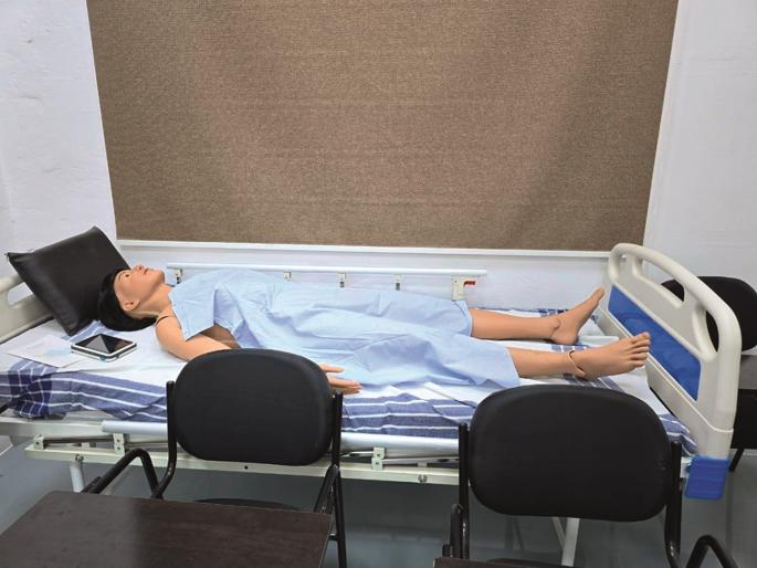 'Artificial human body' says the treatment is wrong or right! Practicing became easy for the future doctors | ‘कृत्रिम मानवी बाॅडी’ सांगते उपचार चूक की बरोबर! भावी डाॅक्टरांना सराव झाला सोपा 'Artificial human body' says the treatment is wrong or right! Practicing became easy for the future doctors | ‘कृत्रिम मानवी बाॅडी’ सांगते उपचार चूक की बरोबर! भावी डाॅक्टरांना सराव झाला सोपा