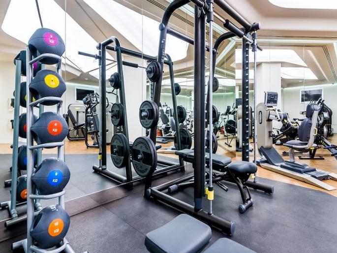 Woman beats up gym owner for not giving him job as gym instructor | जीम इन्स्ट्रक्टरची नोकरी दिली नाही म्हणून महिलेची जीम मालकाला मारहाण Woman beats up gym owner for not giving him job as gym instructor | जीम इन्स्ट्रक्टरची नोकरी दिली नाही म्हणून महिलेची जीम मालकाला मारहाण