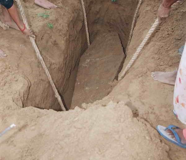 The body of a minor girl was taken out of the grave for postmortem! | अल्पवयीन मुलीचा मृतदेह कबरीतून बाहेर काढून शवविच्छेदन! The body of a minor girl was taken out of the grave for postmortem! | अल्पवयीन मुलीचा मृतदेह कबरीतून बाहेर काढून शवविच्छेदन!