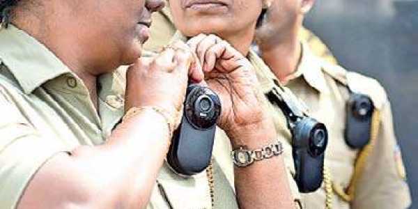 How does police deal with the people? Put cameras on the shoulders to capture: High Court | जनतेसोबत पोलिस कसे वागतात? कैद करण्यासाठी खांद्यावर कॅमेरे लावा : उच्च न्यायालय How does police deal with the people? Put cameras on the shoulders to capture: High Court | जनतेसोबत पोलिस कसे वागतात? कैद करण्यासाठी खांद्यावर कॅमेरे लावा : उच्च न्यायालय