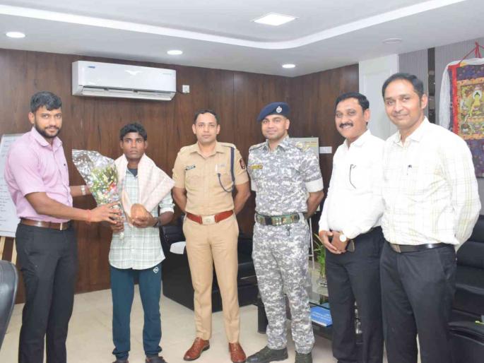 Milind Teltumbde bodyguard Deosu alias Desu surrenders in Gondiya | जहाल नक्षलवादी मिलींद तेलतुंबडेचा बॉडीगार्ड देवसू उर्फ देसु याचे गोंदियामध्ये आत्मसमर्पण Milind Teltumbde bodyguard Deosu alias Desu surrenders in Gondiya | जहाल नक्षलवादी मिलींद तेलतुंबडेचा बॉडीगार्ड देवसू उर्फ देसु याचे गोंदियामध्ये आत्मसमर्पण