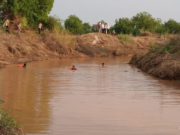 The body of a man who was swept away in the flood, was finally found | अखेर पुरात वाहुन गेलेल्या इसमाचा मृतदेह सापडला The body of a man who was swept away in the flood, was finally found | अखेर पुरात वाहुन गेलेल्या इसमाचा मृतदेह सापडला