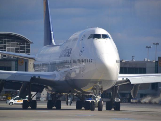 Boeing 747 hovered in the sky of Nagpur | नागपूरच्या आकाशात बोईंग-७४७ ने घातल्या घिरट्या Boeing 747 hovered in the sky of Nagpur | नागपूरच्या आकाशात बोईंग-७४७ ने घातल्या घिरट्या