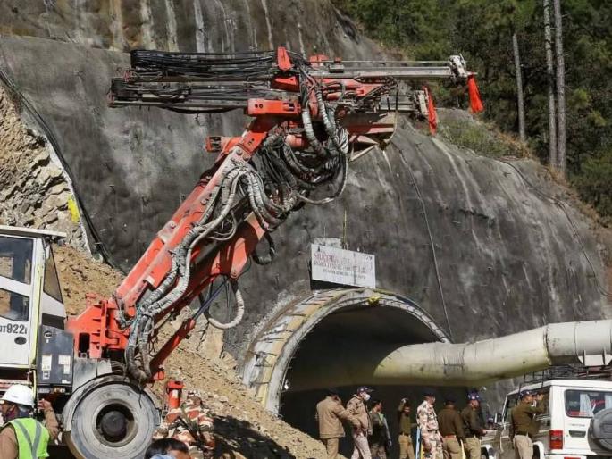 NDRF team went into the tunnel with oxygen, ropes, stretchers; The trapped laborers will be freed soon | बोगद्यात अडकलेल्या मजुरांची काही वेळातच सुटका होणार; एनडीआरएफने सुरू केली मोहीम NDRF team went into the tunnel with oxygen, ropes, stretchers; The trapped laborers will be freed soon | बोगद्यात अडकलेल्या मजुरांची काही वेळातच सुटका होणार; एनडीआरएफने सुरू केली मोहीम